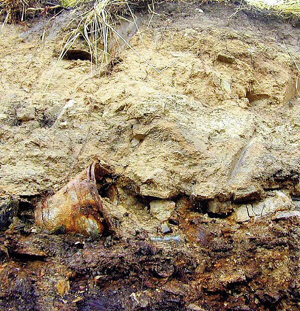 Bodenprofil Stadboden mit rostiger Dose