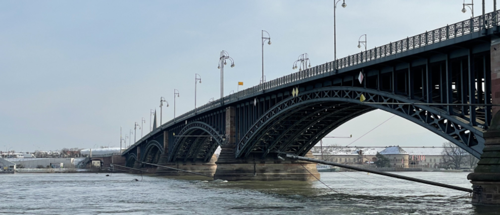 Die Theodor Heuss Brücke bietet über die Brückenpfeiler eine Beprobung des Rheins im Querschnitt.