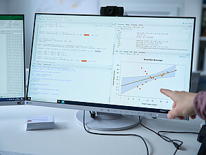 Ein Computerbildschirm zeigt die Auswertung des Vergleichs von Nesterzählungen aus der Luft und vom Boden aus.