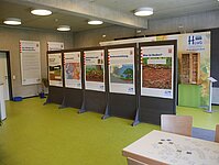 Eine Posterreihe in der Ausstellung