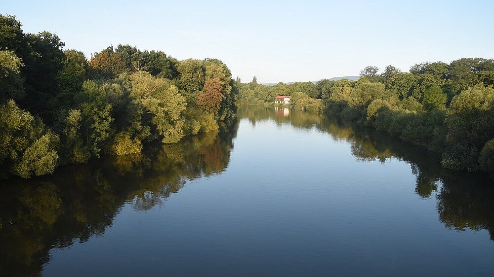Das Vogelschutzgebiet Fuldaaue um Kassel mit Blick auf die Fulda und Ufergehölze.