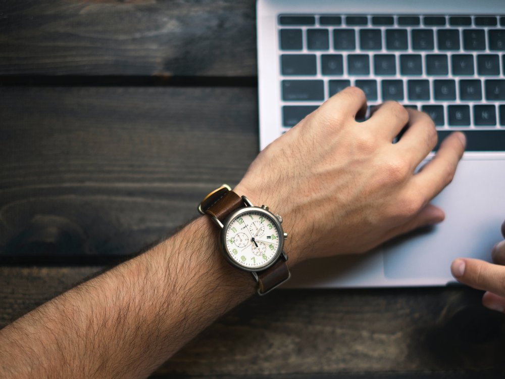 Blick auf Uhr an Handgele