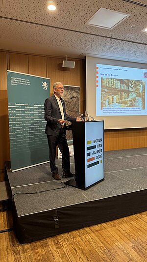 Prof. Schmid am Rednerpult