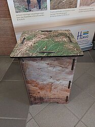 Ein Hocker bedruckt mit dem Bodenprofil Lösswand