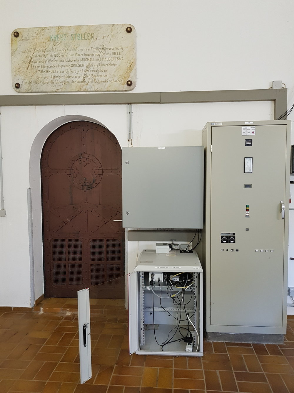 Bild des Stationsschrankes im Kreuzstollen Wiesbaden