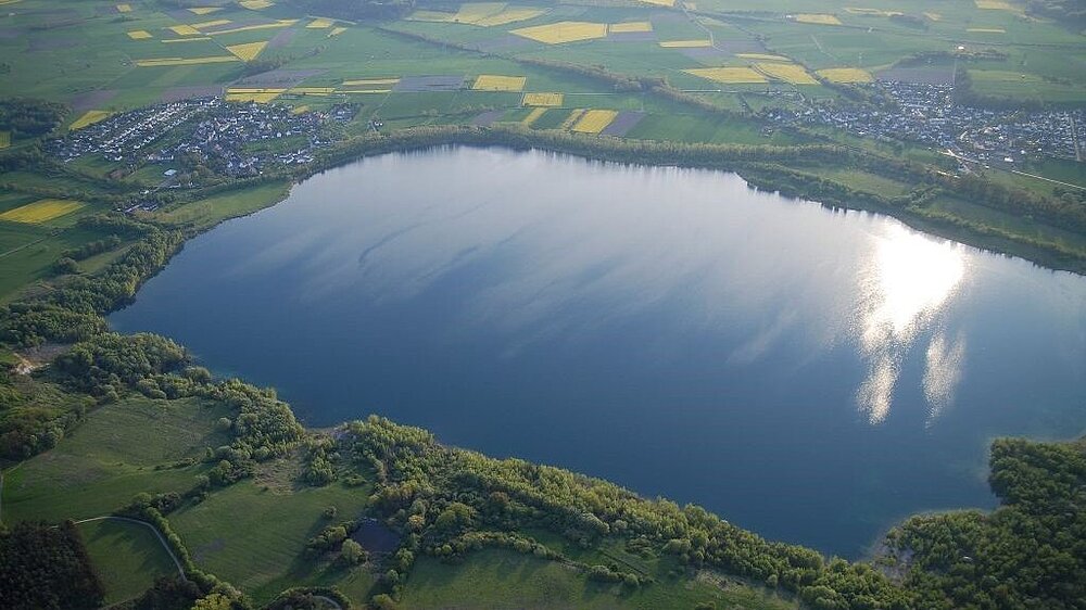 Das Vogelschutzgebiet Borkener See aus der Vogelperspektive und Blick auf den See.