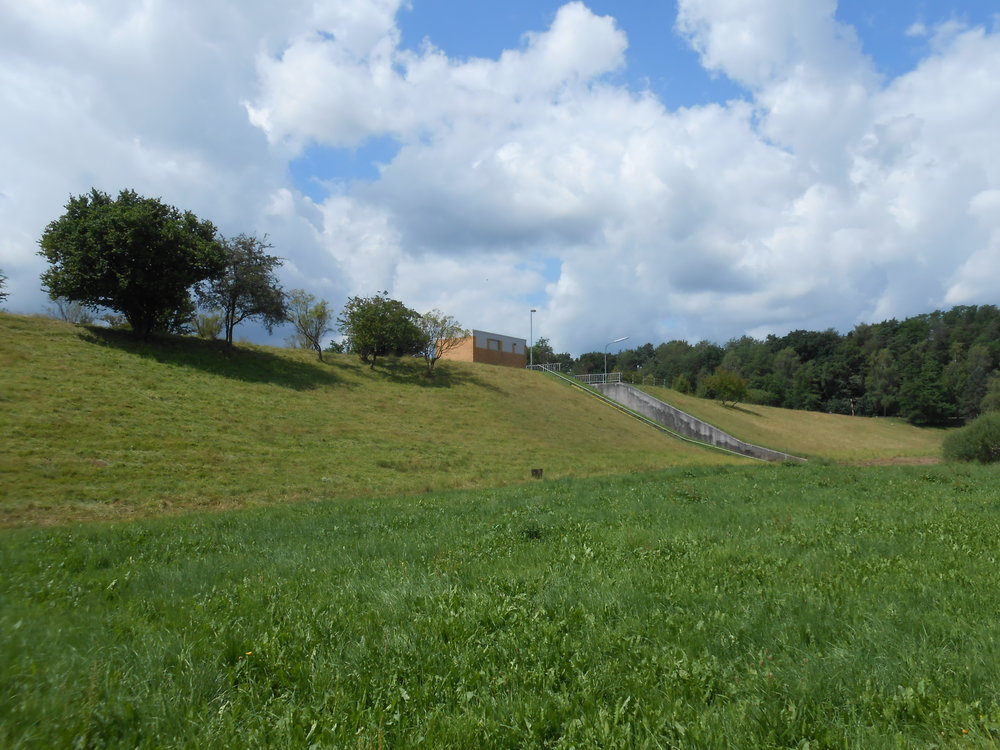 Dammbauwerk des Hochwasserrückhaltebeckens (HRB) Wohra